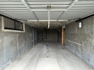 東大阪市東石切町、中古一戸建ての駐車場画像です