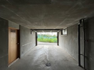 東大阪市東石切町、中古一戸建ての駐車場画像です