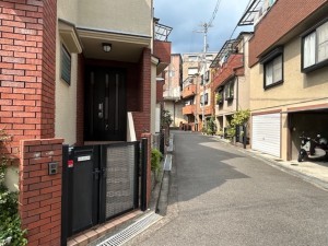 東大阪市東石切町、中古一戸建ての前面道路を含む現地写真画像です