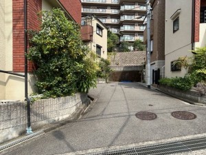 東大阪市東石切町、中古一戸建ての前面道路を含む現地写真画像です