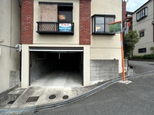 東大阪市東石切町、中古一戸建ての前面道路を含む現地写真画像です