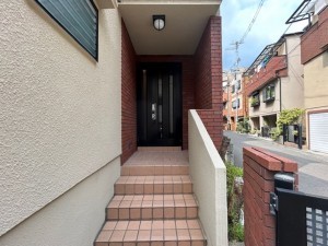 東大阪市東石切町、中古一戸建ての玄関画像です