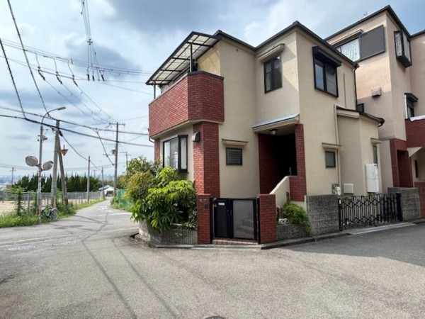 東大阪市東石切町、中古一戸建ての前面道路を含む現地写真画像です