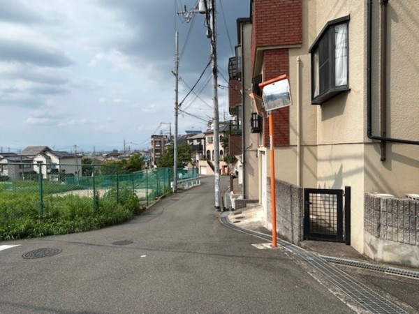 東大阪市東石切町、中古一戸建ての前面道路を含む現地写真画像です