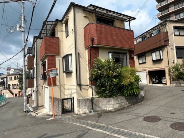 東大阪市東石切町、中古一戸建ての前面道路を含む現地写真画像です