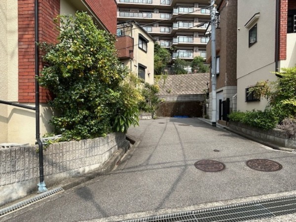 東大阪市東石切町、中古一戸建ての前面道路を含む現地写真画像です