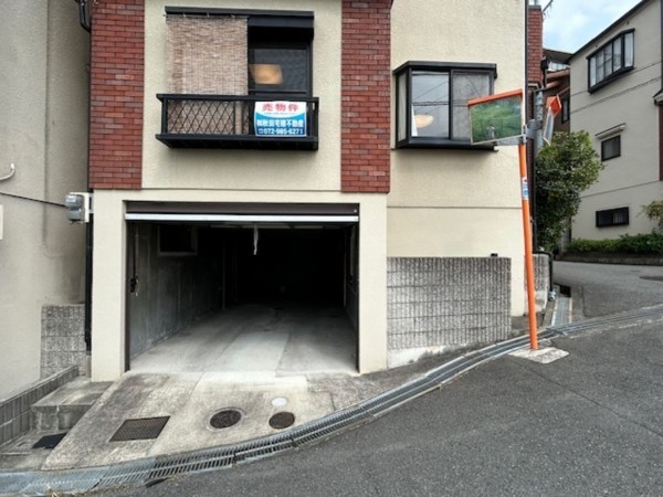 東大阪市東石切町、中古一戸建ての前面道路を含む現地写真画像です
