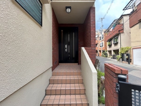 東大阪市東石切町、中古一戸建ての玄関画像です