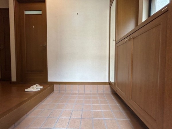 東大阪市東石切町、中古一戸建ての玄関画像です