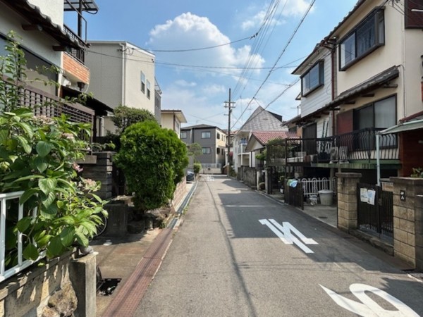 東大阪市北石切町、中古一戸建ての前面道路を含む現地写真画像です