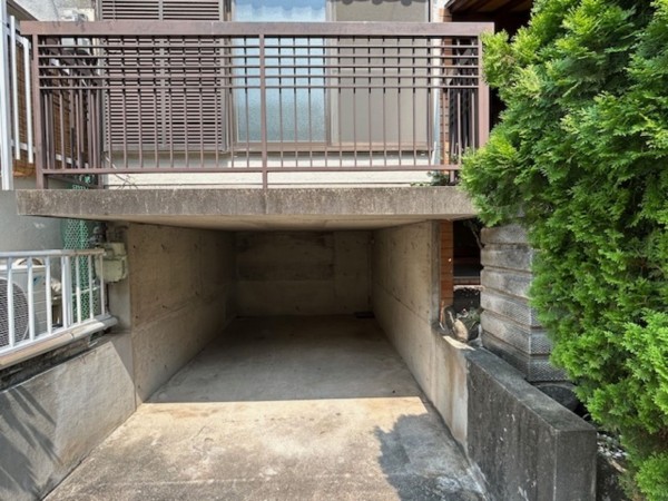 東大阪市北石切町、中古一戸建ての駐車場画像です