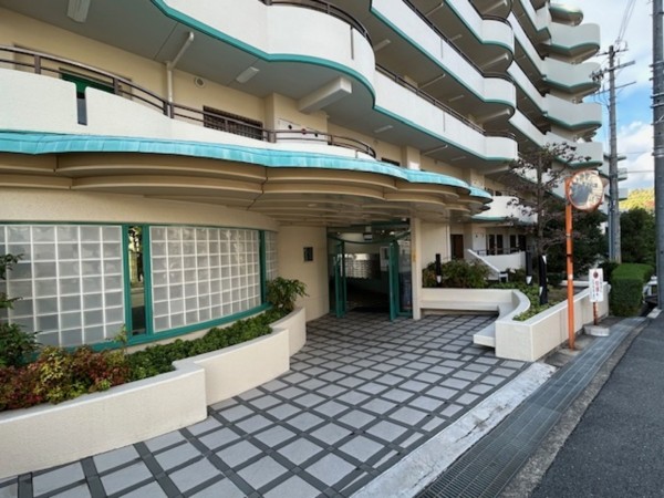 東大阪市日下町、収益物件/住宅の前面道路を含む現地写真画像です