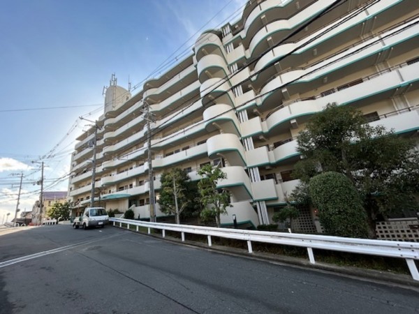 東大阪市日下町、収益物件/マンションの前面道路を含む現地写真画像です