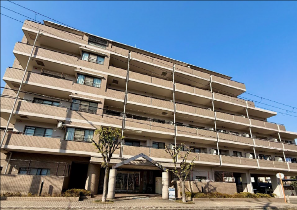 東大阪市西石切町、マンションの外観画像です