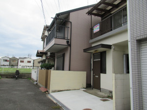 東大阪市中石切町、中古一戸建ての前面道路を含む現地写真画像です