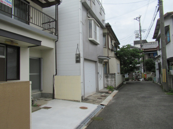 東大阪市中石切町、中古一戸建ての前面道路を含む現地写真画像です