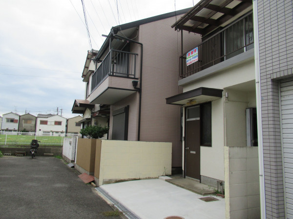 東大阪市中石切町、中古一戸建ての前面道路を含む現地写真画像です