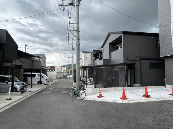 東大阪市中石切町、新築一戸建ての前面道路を含む現地写真画像です