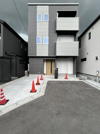 東大阪市中石切町、新築一戸建ての前面道路を含む現地写真画像です