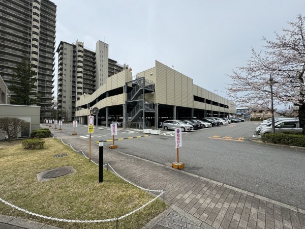 草津市西大路町、マンションの駐車場画像です