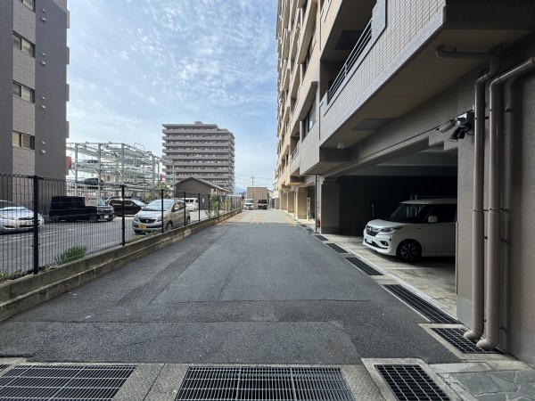 草津市草津、マンションの駐車場画像です