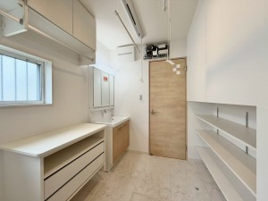 大津市月輪、新築一戸建ての洗面画像です