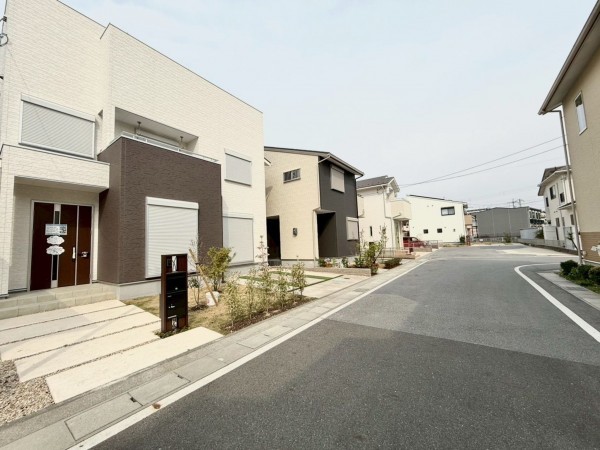 大津市月輪、新築一戸建ての前面道路を含む現地写真画像です
