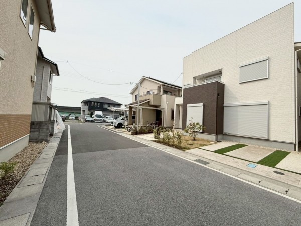 大津市月輪、新築一戸建ての前面道路を含む現地写真画像です
