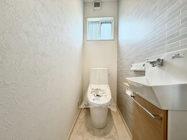 大津市月輪、新築一戸建てのトイレ画像です