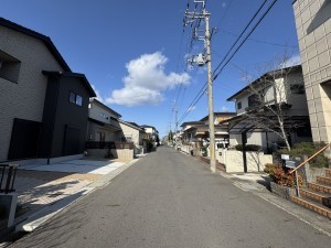 大津市一里山、新築一戸建ての前面道路を含む現地写真画像です