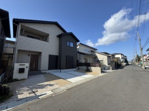 大津市一里山、新築一戸建ての前面道路を含む現地写真画像です