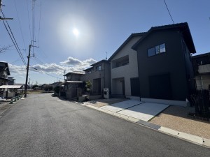 大津市一里山、新築一戸建ての前面道路を含む現地写真画像です