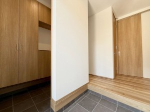 大津市一里山、新築一戸建ての玄関画像です