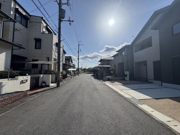 大津市一里山、新築一戸建ての前面道路を含む現地写真画像です