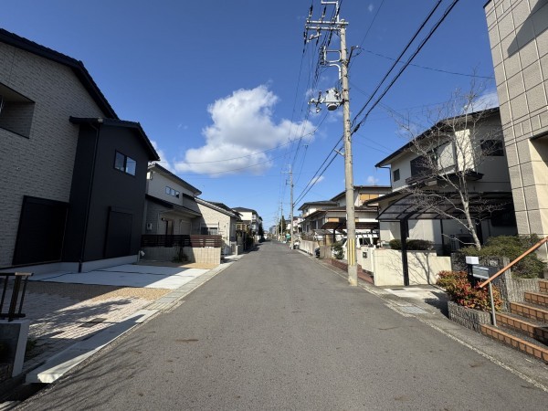 大津市一里山、新築一戸建ての前面道路を含む現地写真画像です