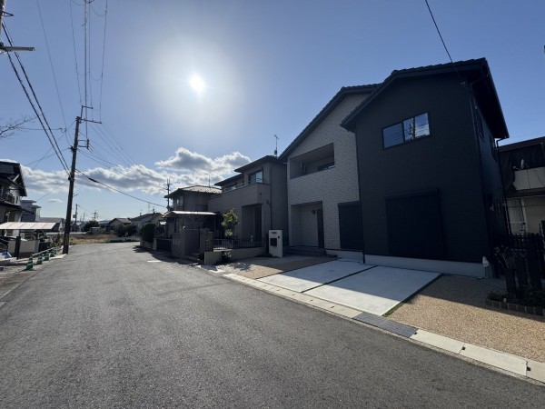 大津市一里山、新築一戸建ての前面道路を含む現地写真画像です