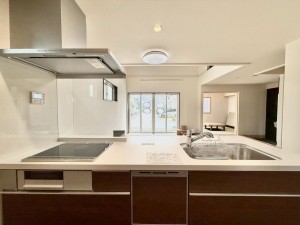 大津市月輪、新築一戸建てのキッチン画像です
