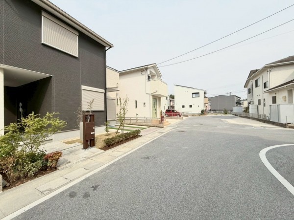 大津市月輪、新築一戸建ての前面道路を含む現地写真画像です
