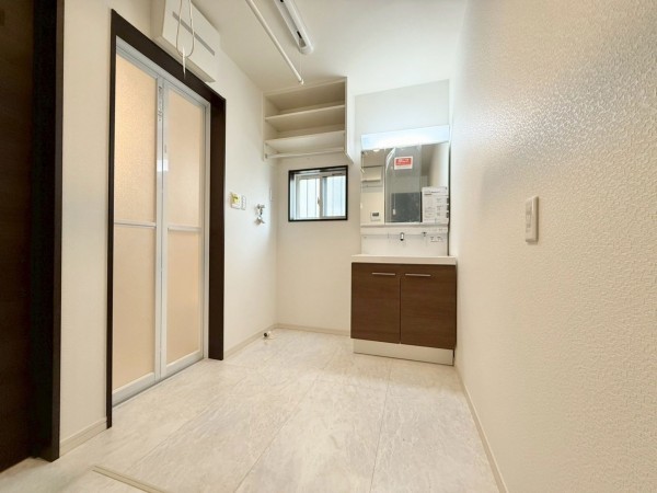 大津市月輪、新築一戸建ての洗面画像です