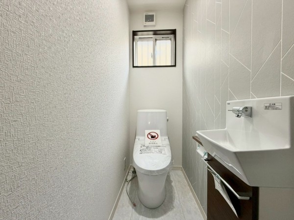 大津市月輪、新築一戸建てのトイレ画像です