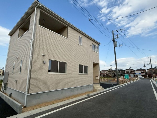 大津市雄琴、新築一戸建ての前面道路を含む現地写真画像です