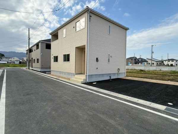 大津市雄琴、新築一戸建ての前面道路を含む現地写真画像です
