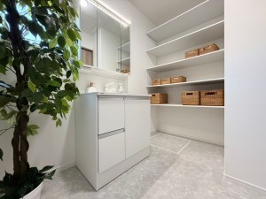 大津市見世、新築一戸建ての洗面画像です