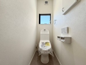 大津市見世、新築一戸建てのトイレ画像です