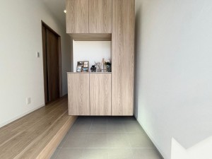 大津市見世、新築一戸建ての玄関画像です