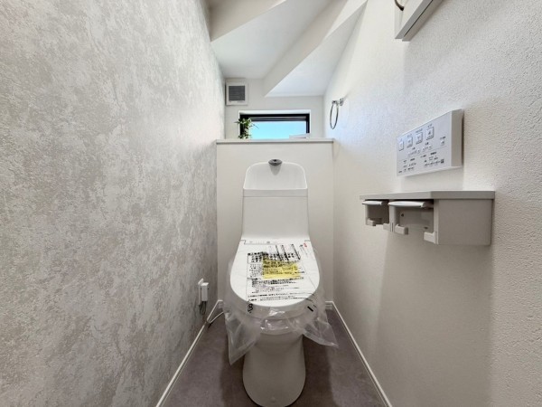 大津市見世、新築一戸建てのトイレ画像です