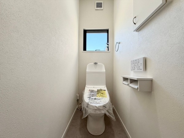 大津市見世、新築一戸建てのトイレ画像です