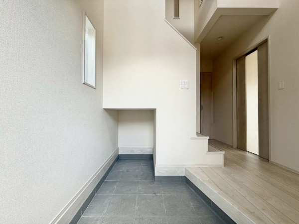 大津市木の岡町、新築一戸建ての玄関画像です