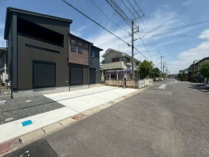 草津市平井、新築一戸建ての前面道路を含む現地写真画像です