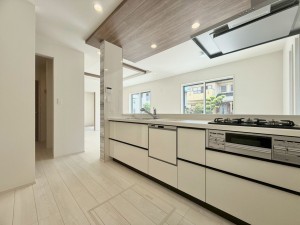 草津市平井、新築一戸建てのキッチン画像です